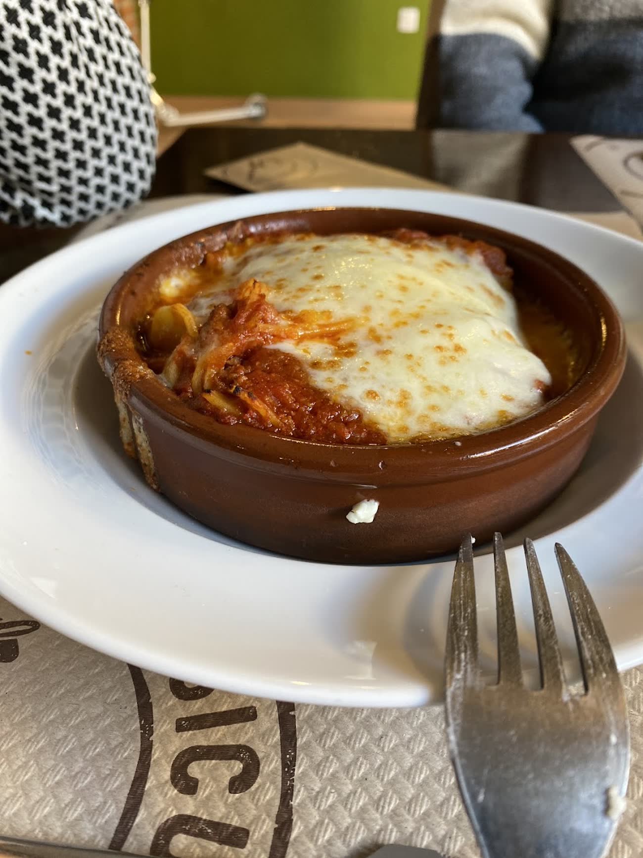 Lasaña con salsa boloñesa casera, gratinada en cazuela de barro